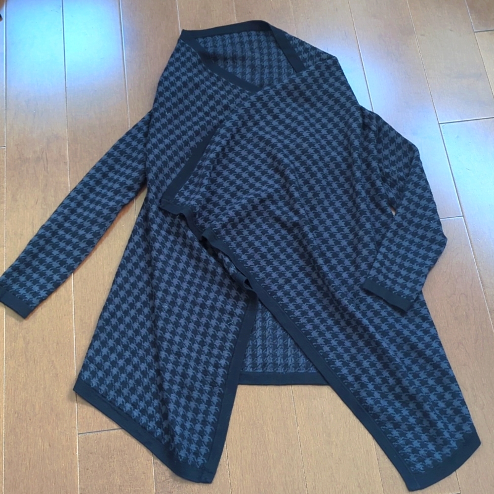 Gorgeous Tooth hound Sweater Wrap Medium